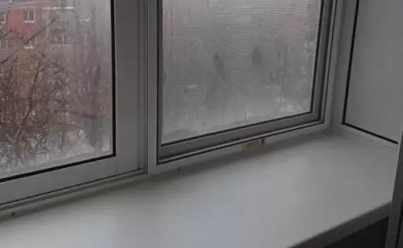 Остекление балкона холодными окнами Provedal с выносом подоконника